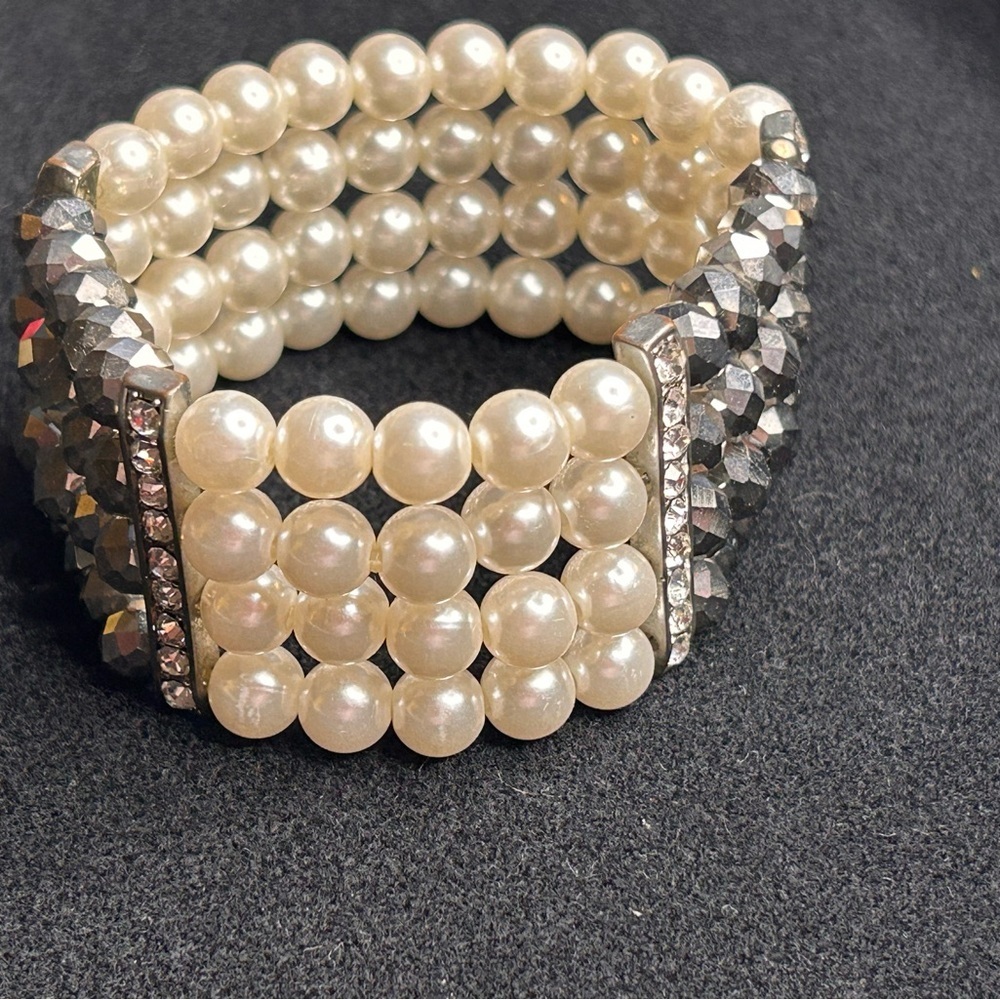 Elegant Pearl and Silver Stretch Bracelet